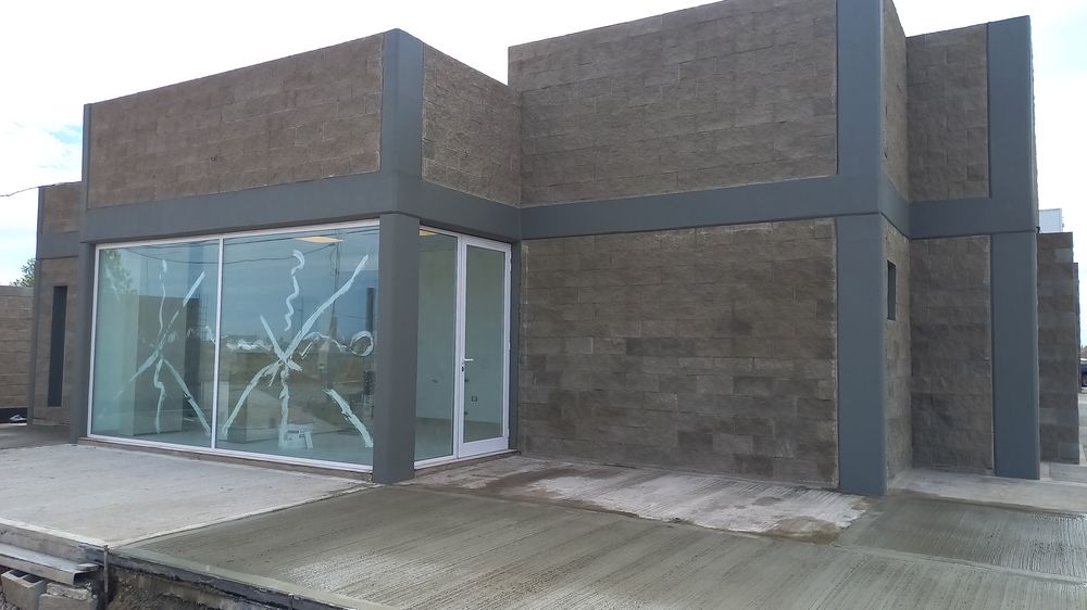 Frente renovado por Pintor Torres